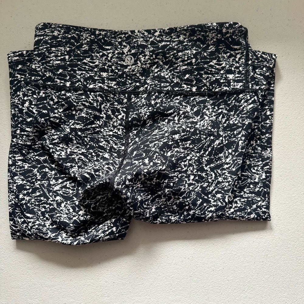 Lululemon Women's Black and White leggings - Picture 4 of 7